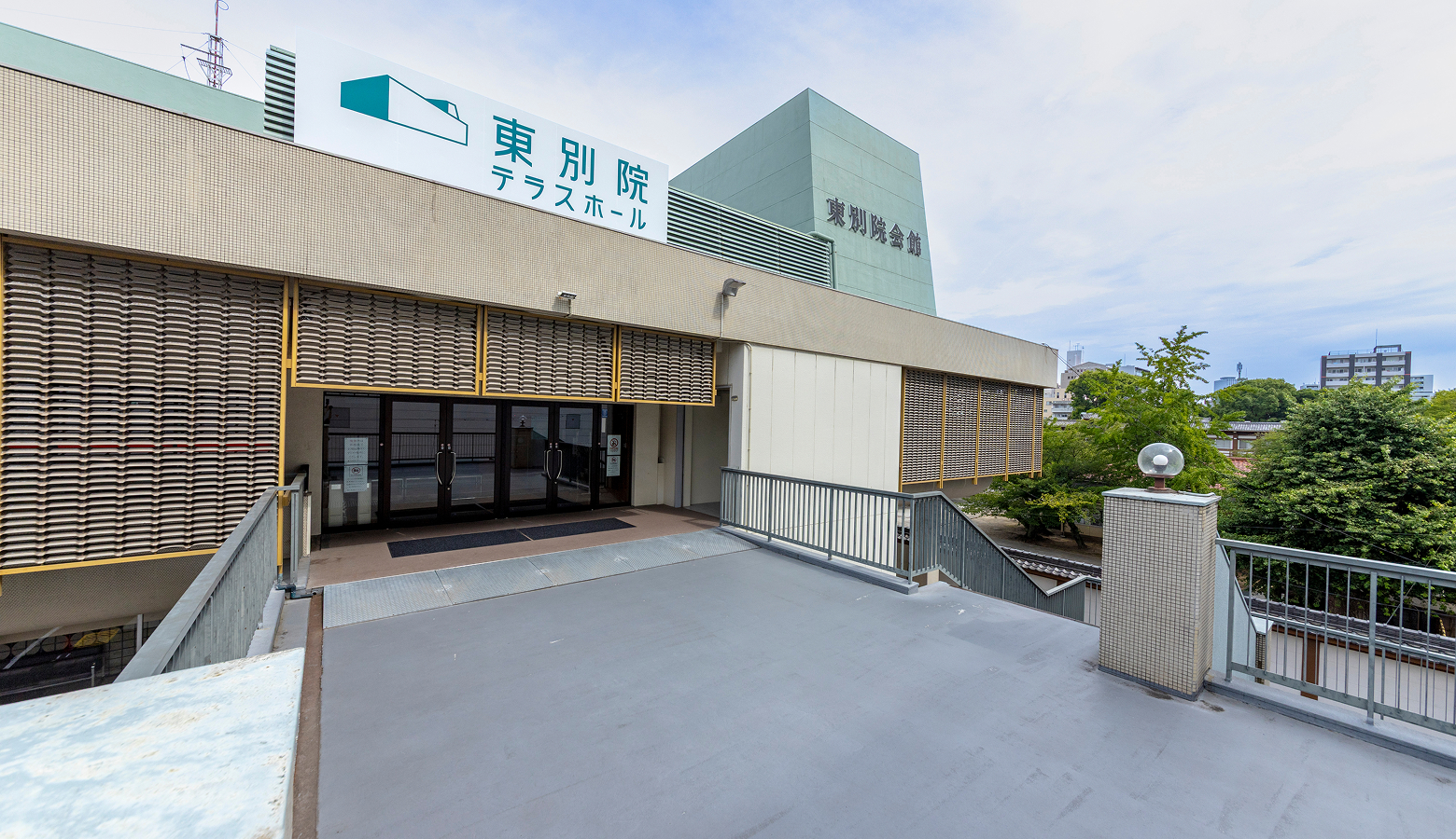 ホール入口外観