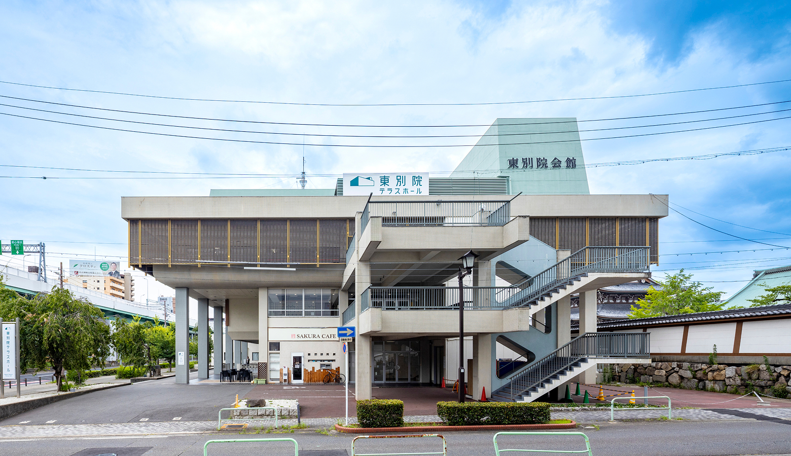 ホール東入口外観