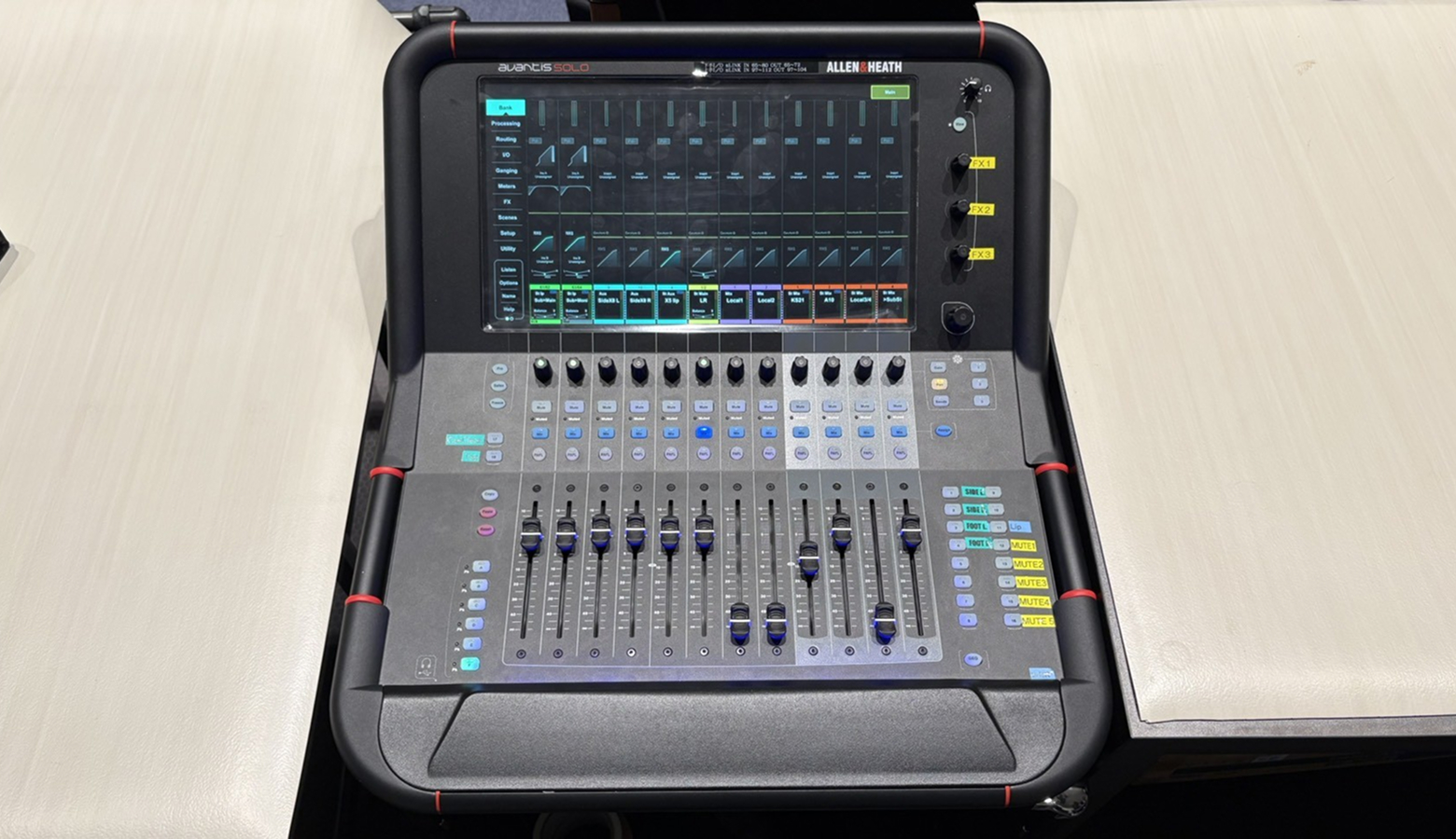 音響操作卓（ALLEN＆HEATH｜Avantis Solo）